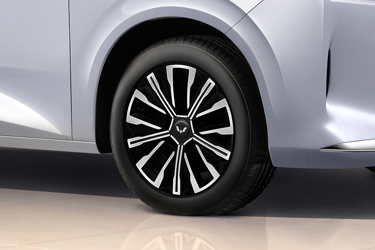 17” Two-Tone Alloy Wheels